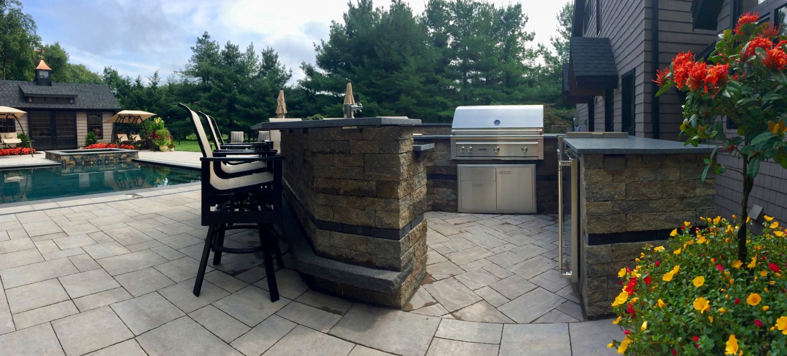 8 Must-Have Features for Your Farmington, CT, Outdoor Kitchen